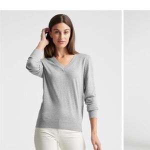 Quince light weight cotton v-neck large